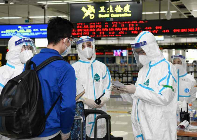 深圳灣口岸海關工作人員嚴防疫情輸入輸出。新華社