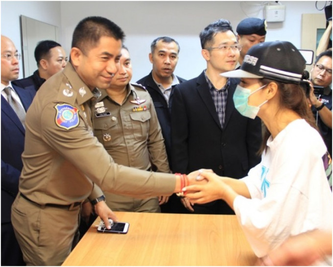 女事主获释后向泰国警方道谢。