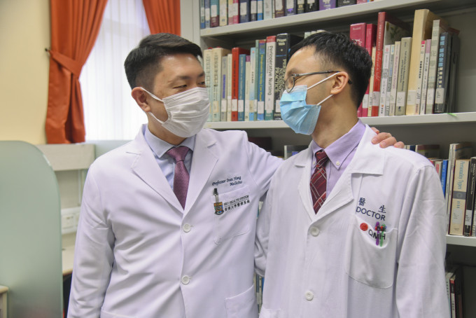 港大醫學院內科學系臨床教授孔繁毅(左)和瑪麗醫院內科駐院醫生譚永輝(右)。