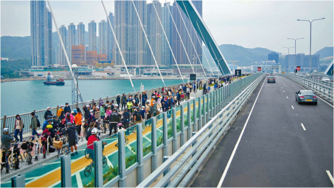 将军澳跨湾大桥是香港首条可同时供汽车、自行车、行人共用的海上高架桥。