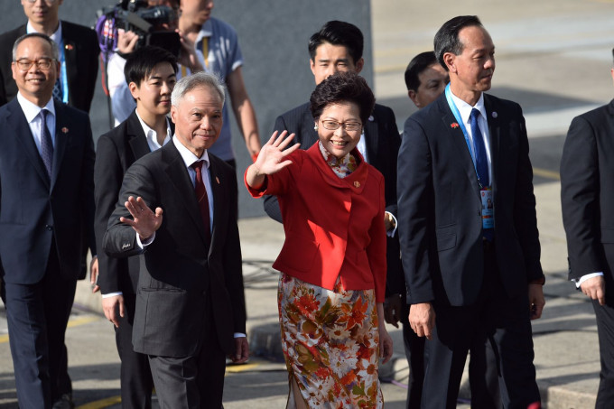 林郑月娥及林兆波与到场的市民挥手。