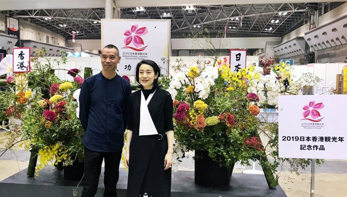 香港及日本的著名花道家何显成及大泉丽仁，联手制作巨型花道作品。