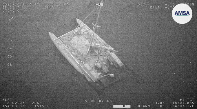 充氣雙體船船尾損毀。美聯社