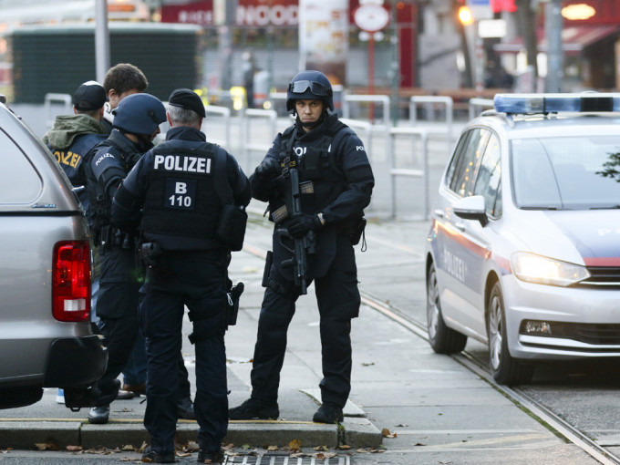 维也纳发生恐袭后，当地警方加强巡察。AP图片