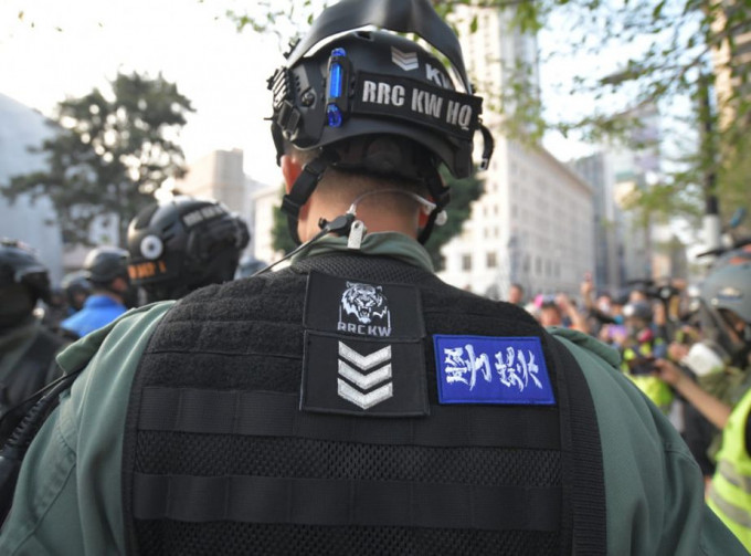 在2019年反修例示威期間，有警員貼上「警察勁揪」及其他圖案的貼紙。資料圖片