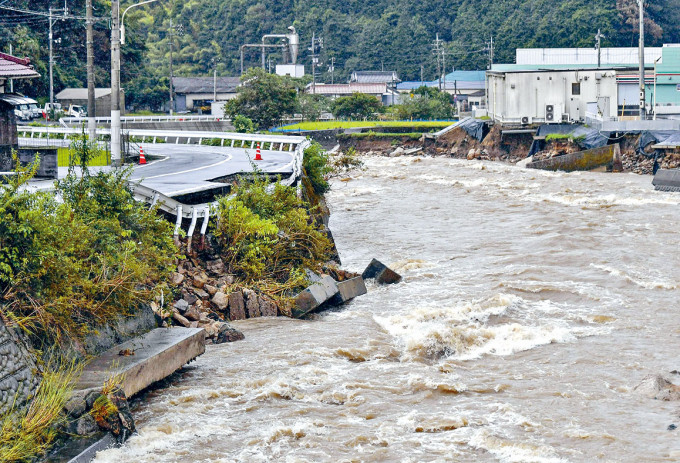 ■廣島周五暴雨導致鈴張川水位暴漲，沖毀路面。
