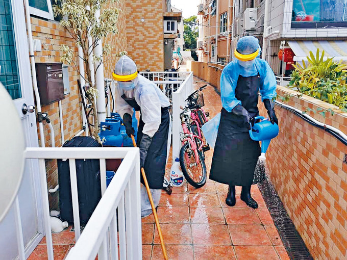■當局派員在南丫島大灣南清潔消毒。
