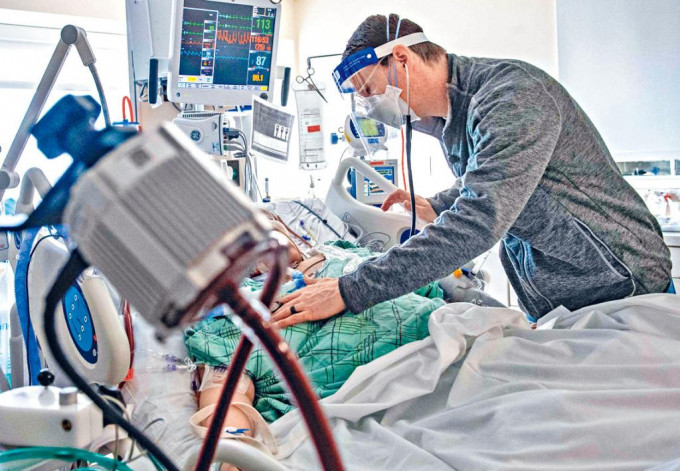 美國康涅狄格州醫院的醫生在深切治療病房照料新冠患者。