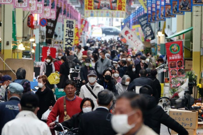 東京疫情略為緩和，在橫濱多了市民外出到商店街購物。AP