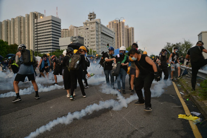 防暴警察與示威者爆發激烈衝突