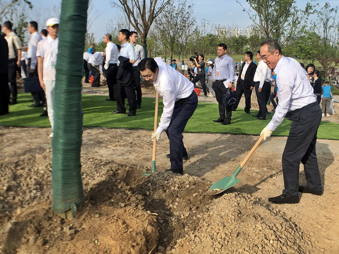 唐英年今早與江蘇省統戰部部長楊岳，參與大會的植樹活動。
