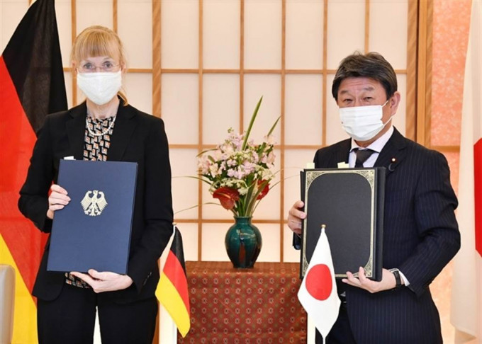 茂木敏充（右）和德國駐日大使萊佩爾簽署「情報保護協定」。外務省圖片