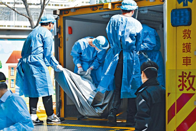 醫院急症室外，工作人員正處理患者遺體。