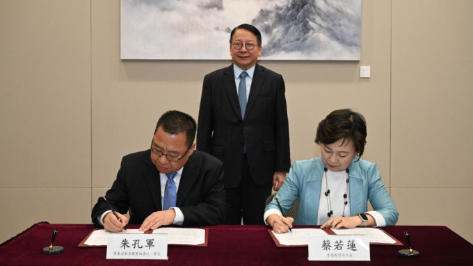 教育局與廣東省教育廳簽署《關於加強粵港教育交流與合作框架協議》。圖：政府新聞處