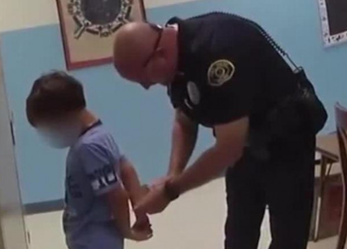 美國佛州一名八歲男童在校被捕，警員嘗試鎖上手銬，過程惹爭議。AP