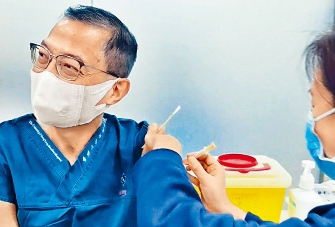 ■港大深圳医院院长卢宠茂接种内地新冠肺炎疫苗，表示甚有信心。