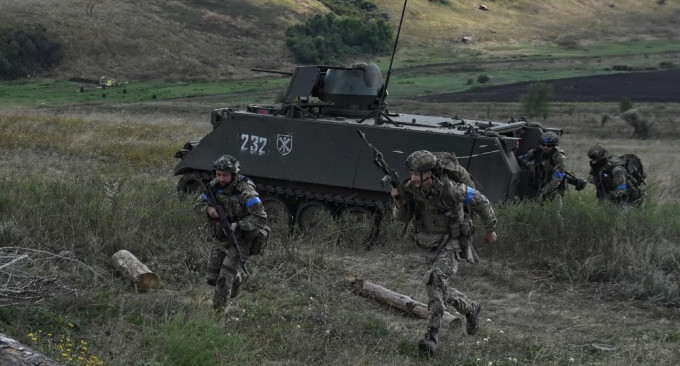  烏克蘭士兵上周在巴赫穆特附近進行軍事演習。路透社