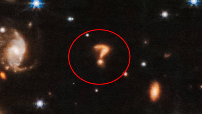 韦伯太空望远镜捕捉到的最新影像中，出现一个闪闪发光的问号形状物体。（图：esa＠twitter）