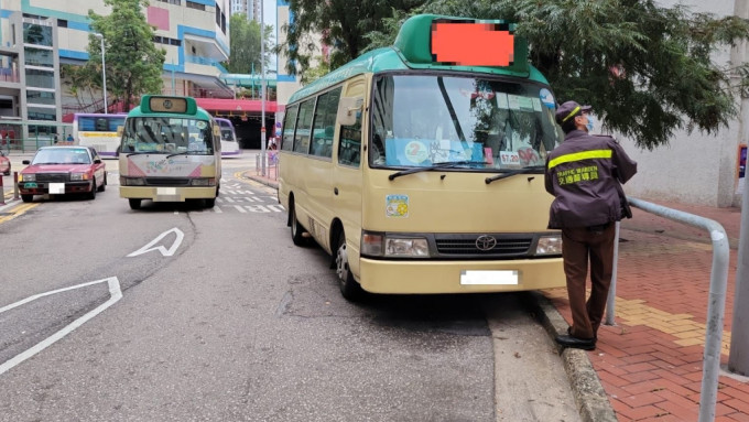 警荃灣打擊公營車違例行為 2日發1211張牛肉乾拖走5車