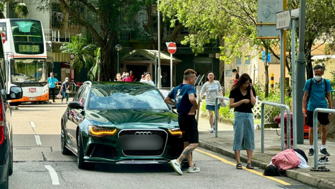 私家車撞低女童，她倒卧馬路旁。網上圖片