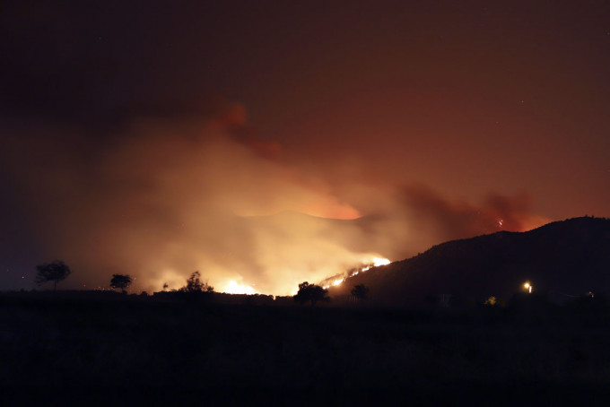 土耳其山火逼近發電廠。AP圖片