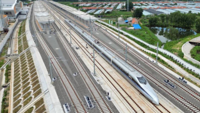 7月16日，一列高速綜合檢測列車通過濰榮高鐵萊榮段海陽站。