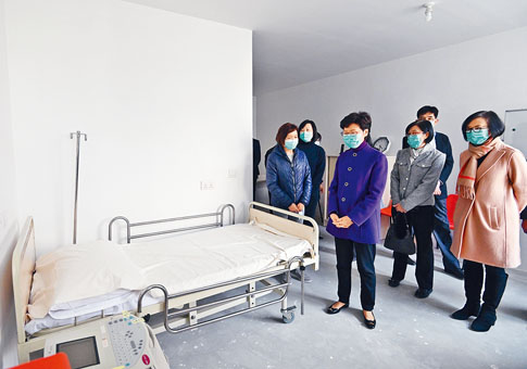 特首林郑月娥昨视察用作检疫中心的骏洋邨，了解当中医疗中心情况。