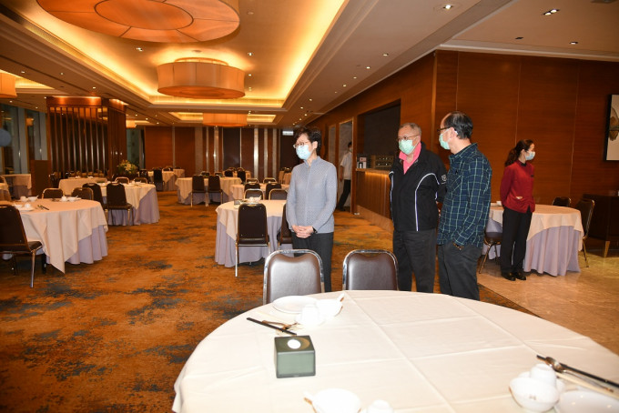 林郑月娥（左）到食肆视察，旁为行政会议成员张宇人（中）。政府新闻处图片