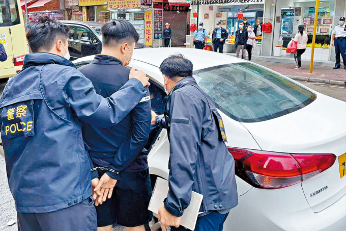 警员拘捕涉阻食环署执法的菜档男子。