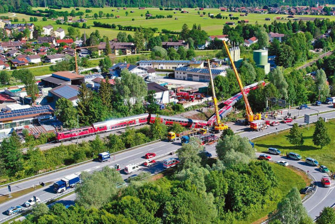 德國南部巴伐利亞州客運火車脫軌現場。