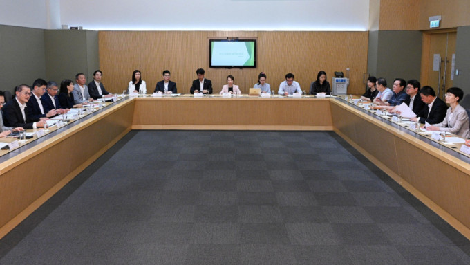 卢宠茂（左3）今日在政府总部与郭燕红（右2）及其率领的代表团举行会议。政府新闻处