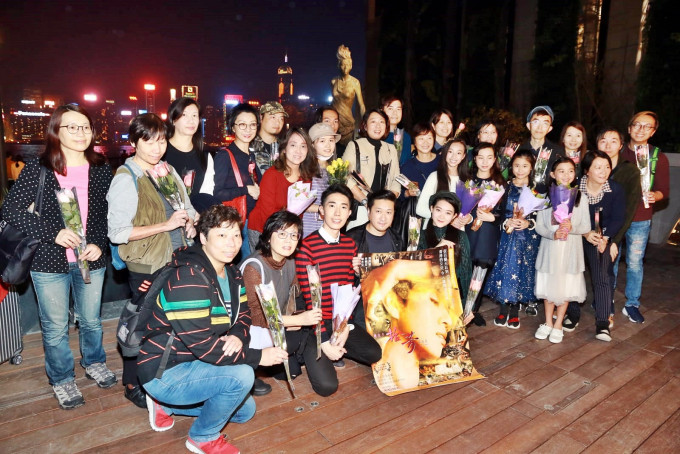 梅艷芳歌迷會芳心薈約30位成員、聯同電影《拾芳》導演和演員到銅像前獻花。