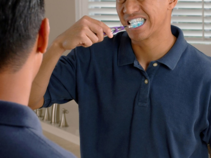 江苏一男子刷牙时误吞下牙刷，需到医院治理。Unsplash示意图，非当事人