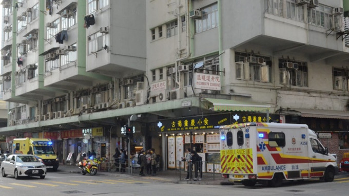 温暖护老院留守员工报称不适，救护车到场处理。