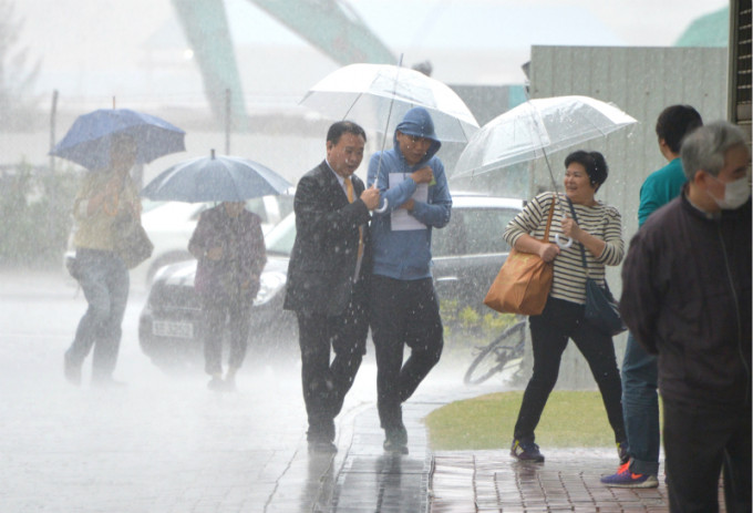 预测明日有几阵雨，早上局部地区有雷暴。资料图片