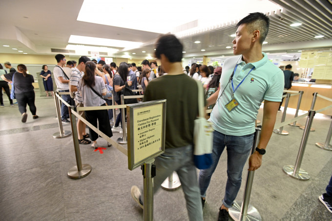 港大附属学院呼吁有意报读学院副学位课程的同学，如无必要，不要亲身前往学院报名。 资料图片