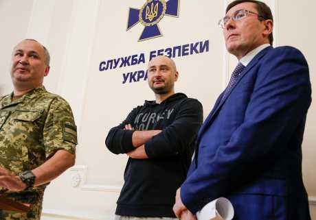 巴欽科（中）出現在烏克蘭首都基輔的記者會上。AP