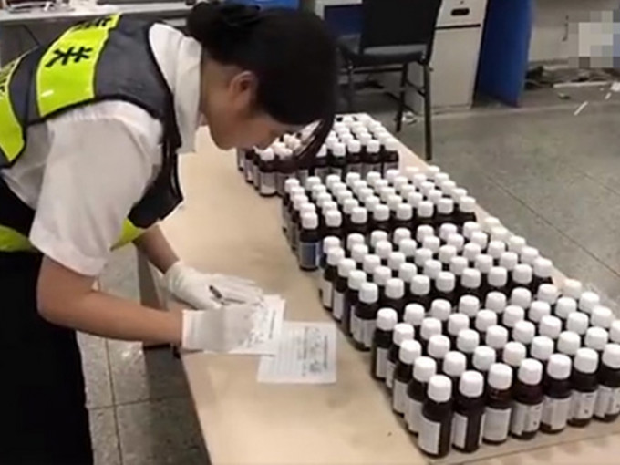 深圳海關打擊走私咳藥水，共拘捕6名疑犯，扣押咳嗽水超過10000樽。  網圖