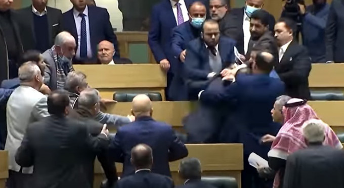 约旦国会两派议员在讨论修宪议案期间爆发冲突。路透社影片截图