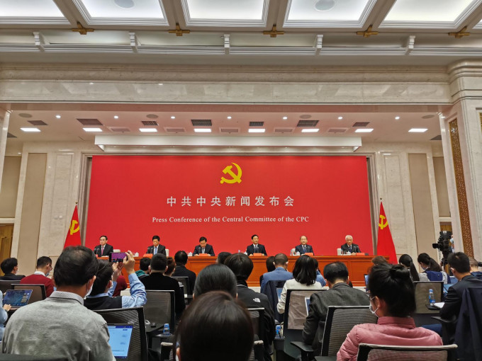 中共中央今日上午在北京舉行記者會，介紹五中全會精神。張言天攝