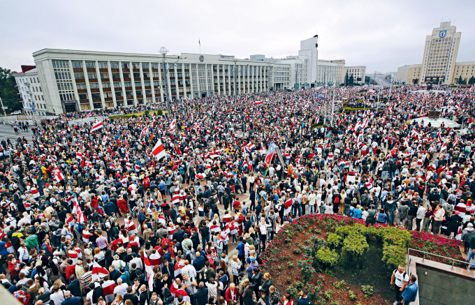 ■在白俄羅斯首都明斯克，示威者周日在獨立廣場聚集。