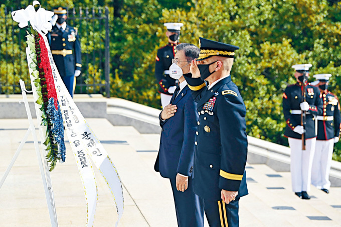 访问美国的文在寅，前往阿灵顿国家公墓，向在韩战中阵亡的士兵献花。