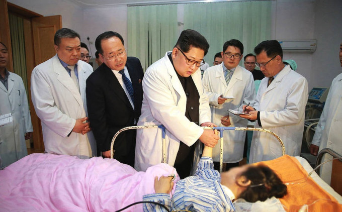 北韩领袖金正恩到医院探望车祸伤者。网上图片