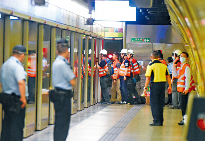 工程人员在港铁湾仔站月台及幕门位置进行检查，警员在场戒备。