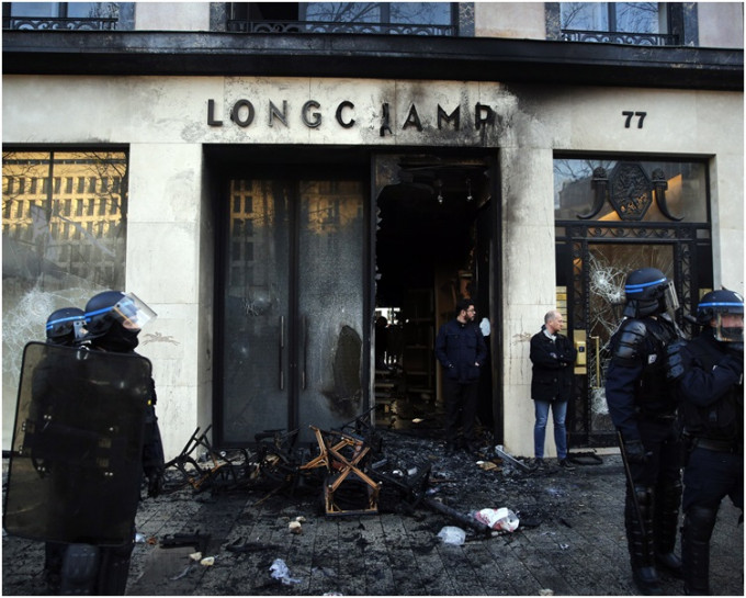 香榭麗舍大道多間名店被放火破壞。 AP