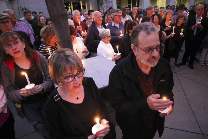 市民哀悼死者，为伤者祈祷。　AP图片