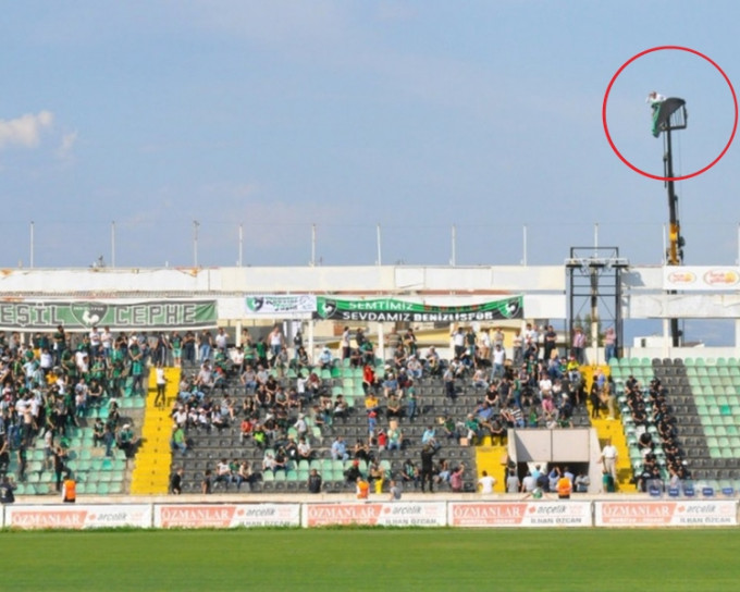 球迷把吊臂升至球场外围上方。TurkFootballTV Twitter 图片