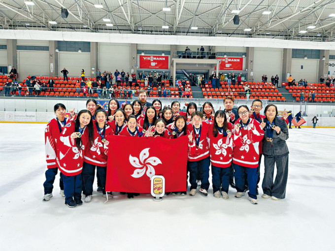 香港女子冰球隊成員賽後持區旗及獎牌合照。
