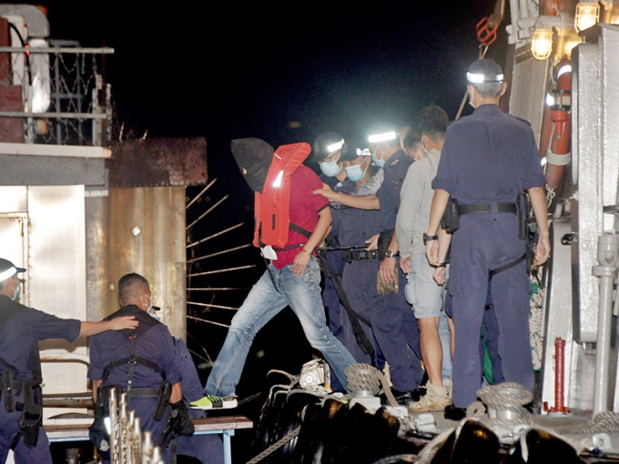 警方昨日在南丫島榕樹灣一間士多外，拘捕31歲姓蔡的混血男疑犯。資料圖片