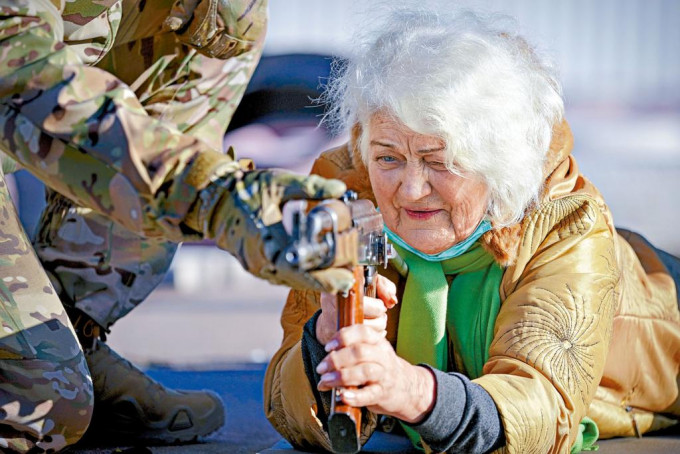 烏克蘭一名七十九歲老婦，周日在東部參加軍訓。　